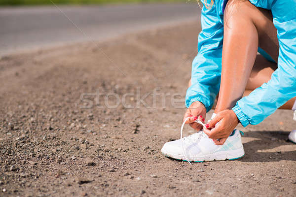 Fiatal nő cipőfűző sportcipők vidéki út testmozgás Stock fotó © adam121