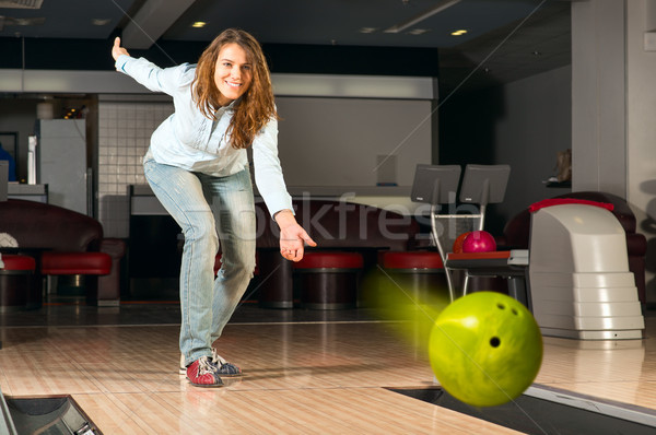 Keyifli genç kadın bowling topu hedef gülen Stok fotoğraf © adam121