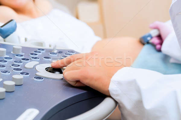 Hand abdominaal ultrageluid scanner zwangere vrouwen Stockfoto © adam121