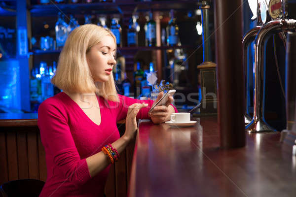 Femeie ceaşcă cafea telefon mobil portret Imagine de stoc © adam121