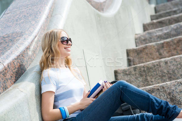 Student meisje trappenhuis glimlachend vergadering Stockfoto © adam121