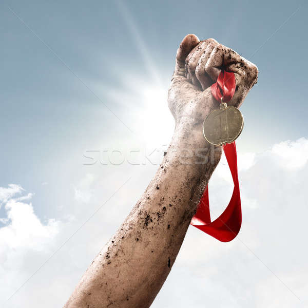 Câştigător mână castigatorii medalie succes Imagine de stoc © adam121