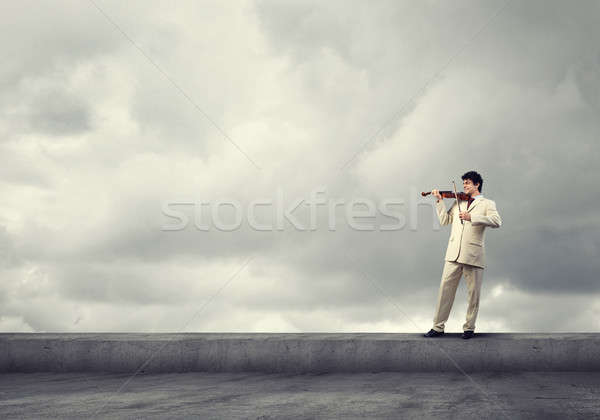 Człowiek skrzypek młodych biznesmen dachu górę Zdjęcia stock © adam121