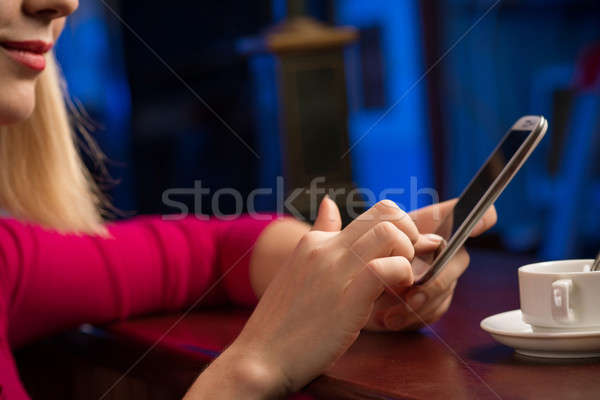 [[stock_photo]]: Homme · mains · téléphone · portable · séance