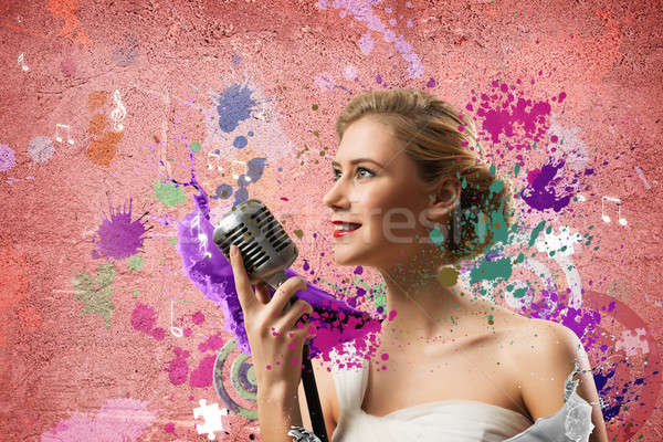 Mujer atractiva cantante micrófono detrás resumen moda Foto stock © adam121