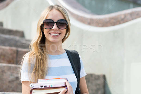 Foto d'archivio: Studente · ragazza · scala · sorridere · seduta