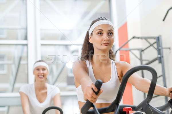 Ciclismo exercício pequeno grupo jovens bicicletas Foto stock © adam121