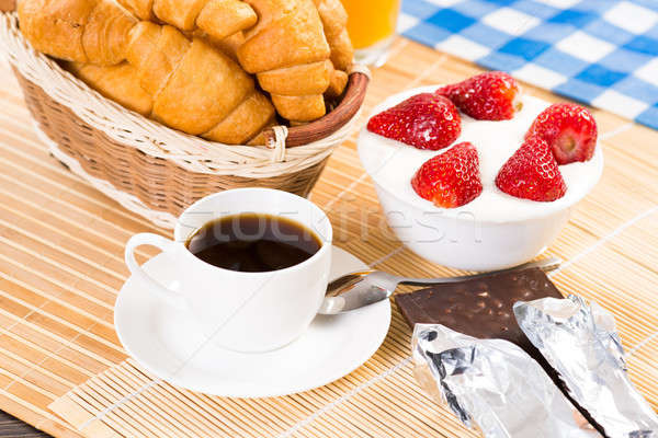 Mic dejun continental cafea căpşună smântână croissant fruct Imagine de stoc © adam121