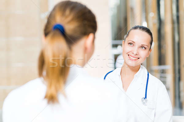 [[stock_photo]]: Deux · médecins · parler · lobby · hôpital · séance