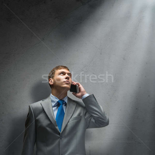 [[stock_photo]]: Pleurer · affaires · jeunes · désappointé · parler · téléphone · portable