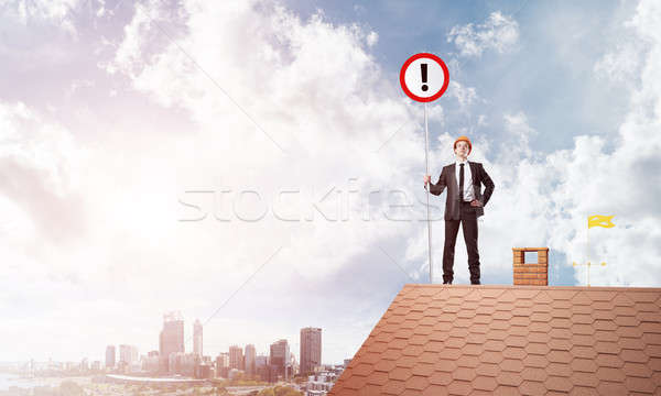 Foto stock: Empresário · casa · topo · assinar · ponto · de · exclamação