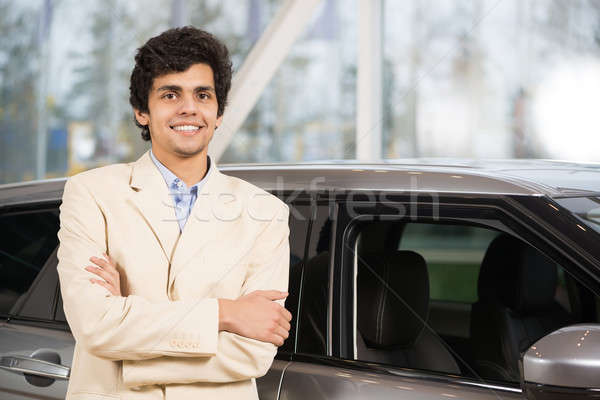 Maşină cumpărare tineri barbat frumos arăta cameră Imagine de stoc © adam121