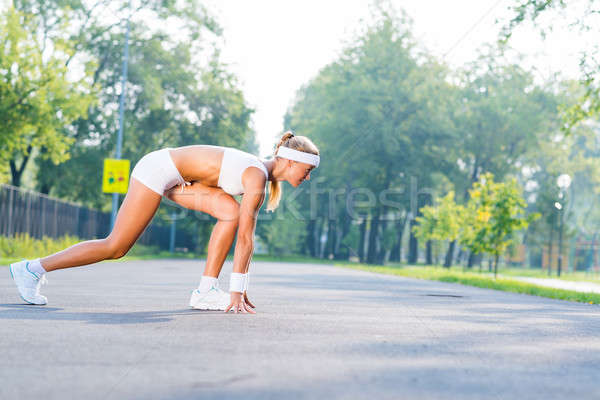 Atlet începe alergător în aer liber în picioare Imagine de stoc © adam121