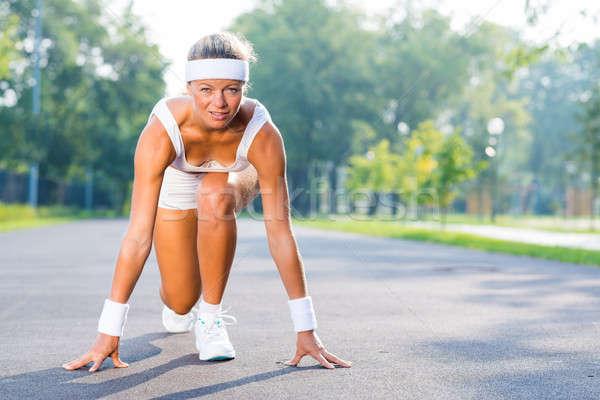 Atleet start jonge vrouw runner outdoor permanente Stockfoto © adam121