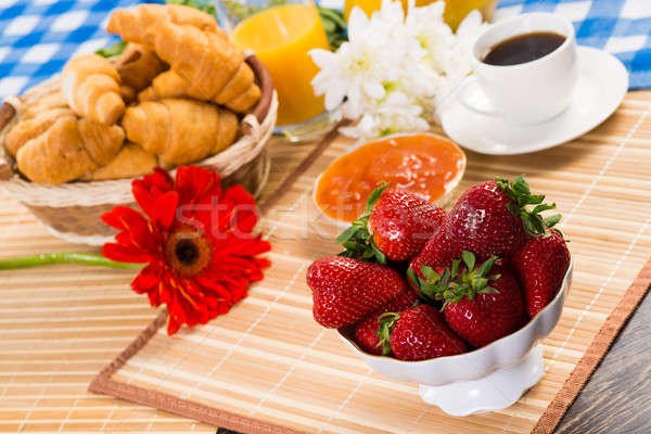 Kontinentales Frühstück Kaffee Erdbeere Croissant Saft Obst Stock foto © adam121