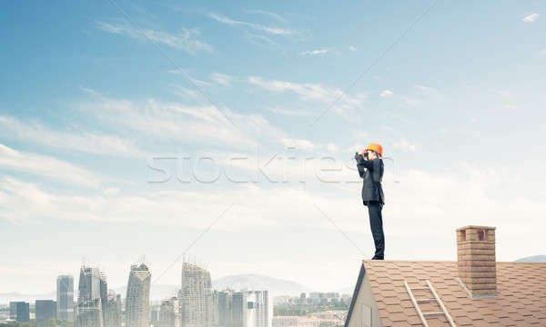 Ingegnere uomo piedi tetto guardando binocolo Foto d'archivio © adam121