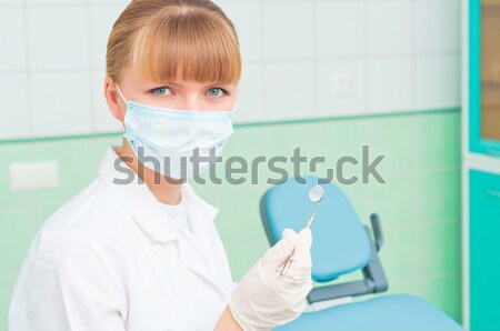 Femeie dentist masca oglindă oral Imagine de stoc © adam121