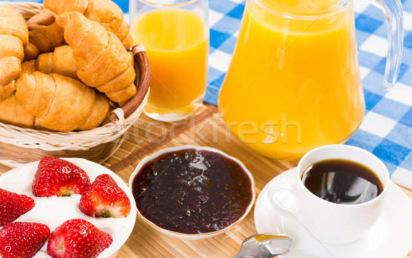 Pequeno-almoço continental suco de laranja croissants morangos natureza morta café Foto stock © adam121