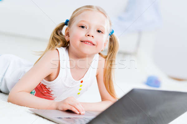 漂亮 女孩 工作的 筆記本電腦 客廳 業務 商業照片 © adam121
