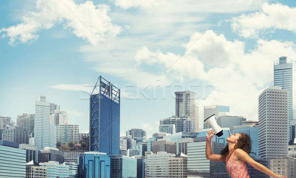 Foto stock: Menina · anúncio · mulher · jovem · cidade · gritando