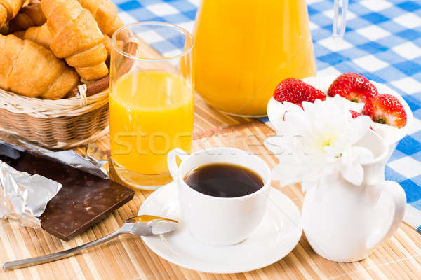 Stockfoto: Continentaal · ontbijt · koffie · aardbei · room · croissant · vruchten