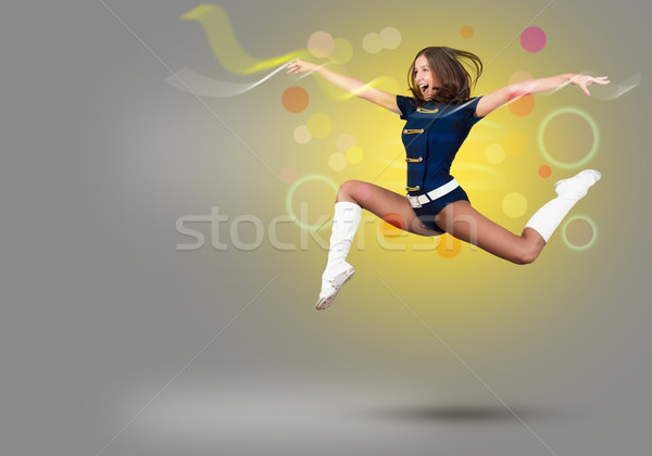 Majoreta fată tineri frumos zâmbitor jumping Imagine de stoc © adam121