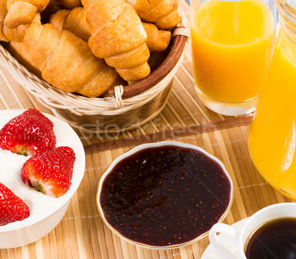 Kontinentális reggeli kávé eper krém croissant dzsúz Stock fotó © adam121