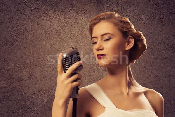 Mujer atractiva cantante micrófono grunge estilo moda Foto stock © adam121