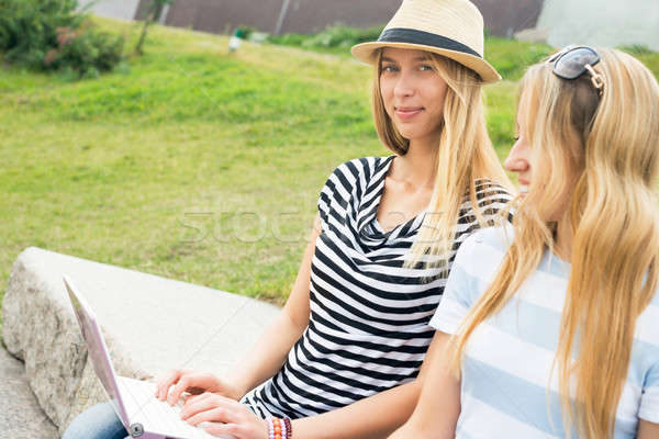 Stockfoto: Surfen · internet · twee · jonge · vrouwelijke · vrienden