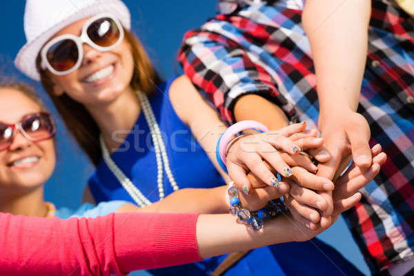 Csapatmunka csoport barátok karok összehajtva oszlop Stock fotó © adam121