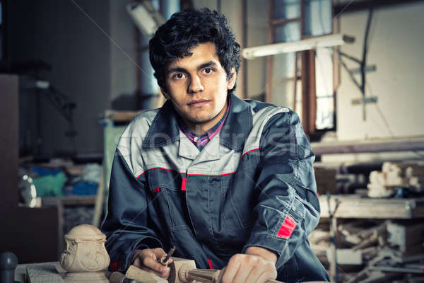 Foto stock: Carpinteiro · trabalhar · jovem · artesão · uniforme · trabalhando