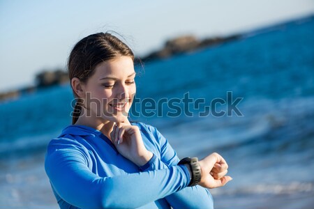 Manana ejecutar joven playa ritmo cardíaco mujer Foto stock © adam121