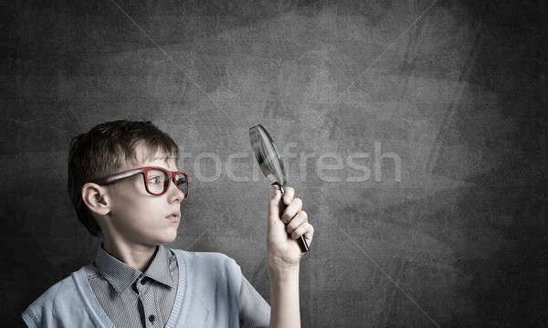 Foto stock: Curioso · lupa · bonitinho · menino · olhando