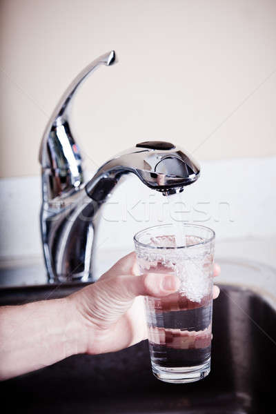 喉が渇いた 男 充填 ビッグ ガラス 水 ストックフォト © aetb