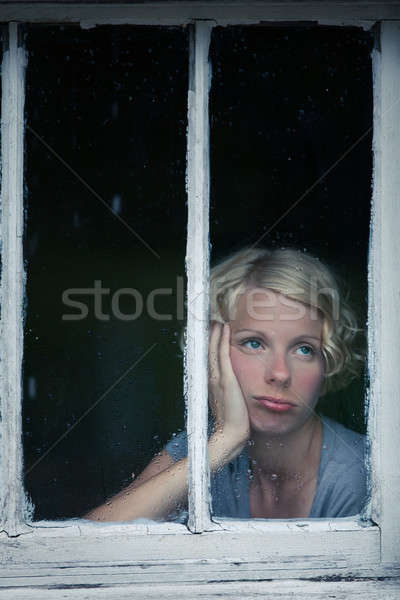 Annoiato donna guardando piovosa Meteo finestra Foto d'archivio © aetb