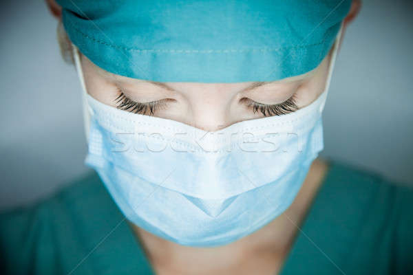 Pielęgniarki patrząc w dół Zdjęcia stock © aetb