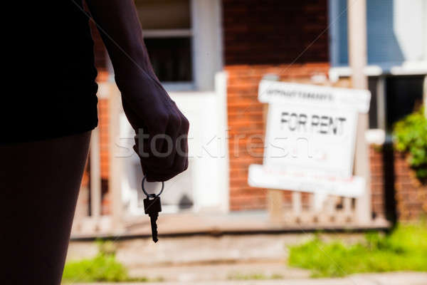 Młoda kobieta stałego nowego apartamentu klucze domu Zdjęcia stock © aetb