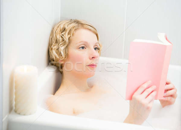 Relaxare lectură carte baie amurg Imagine de stoc © aetb