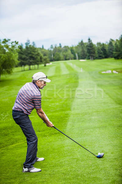 Jucător de golf începe spatiu copie text matur teren de golf Imagine de stoc © aetb