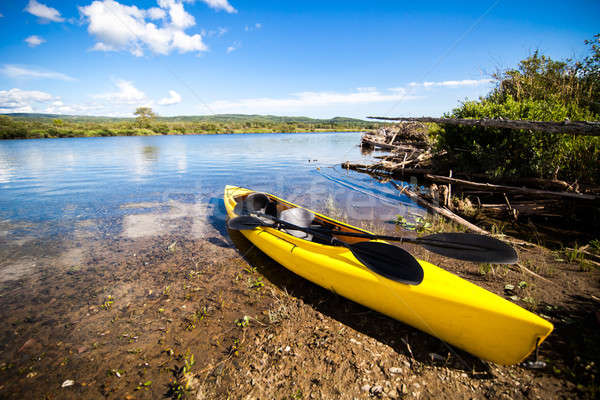 Geel kajak klaar gebruikt kosten rivier Stockfoto © aetb