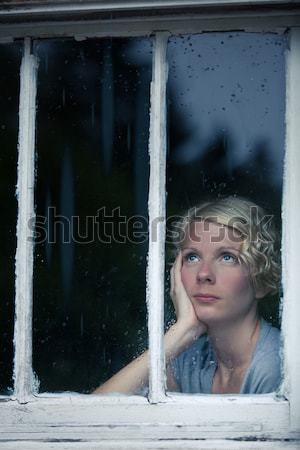 Сток-фото: женщину · кошки · глядя · дождливый · погода · окна