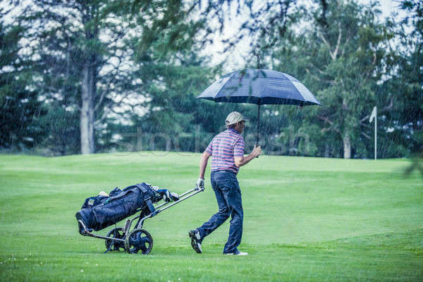 Jucător de golf ploios zi teren de golf joc om Imagine de stoc © aetb