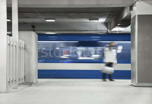 Männer warten U-Bahn einer Langzeitbelichtung Stock foto © aetb