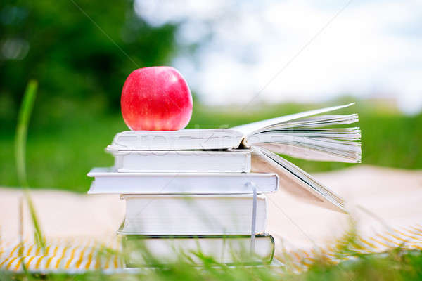 Foto stock: Libro · abierto · manzana · roja · libros · uno · libro