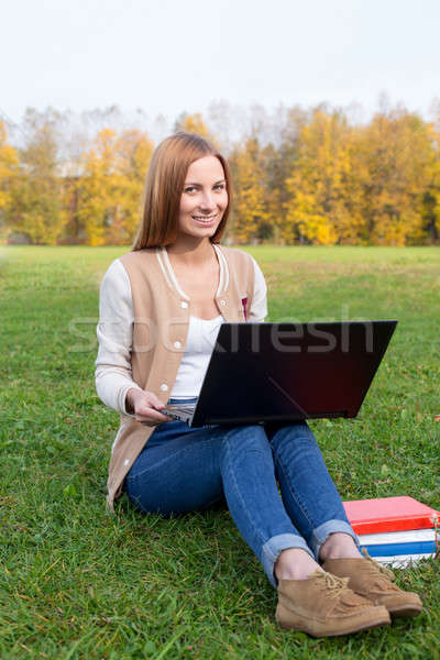 Student posiedzenia trawy laptop książek piękna Zdjęcia stock © Agatalina