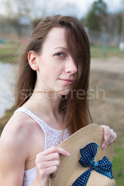 雀斑的 快樂的女孩 帽子 看 相機 商業照片 © Agatalina