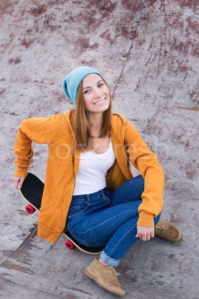Imagine de stoc: Student · şedinţei · skateboard · zâmbitor · aparat · foto · frumuseţe