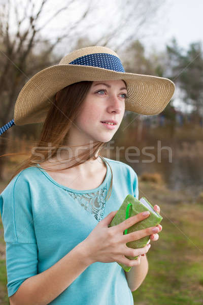 Pistruiat fată pălărie în picioare nota Imagine de stoc © Agatalina