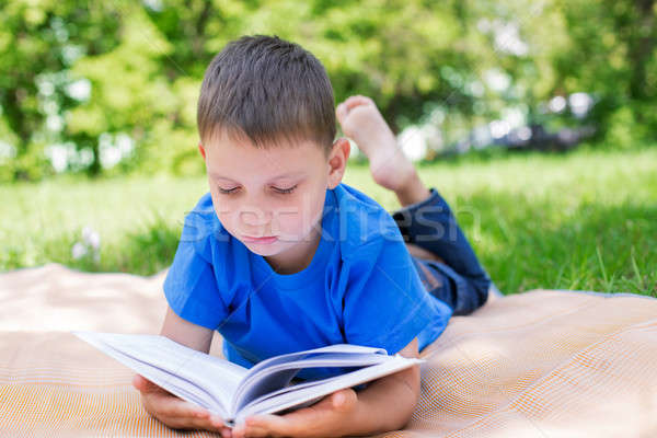 Stockfoto: Jongen · strand · lezing · boek · ernstig · selectieve · aandacht