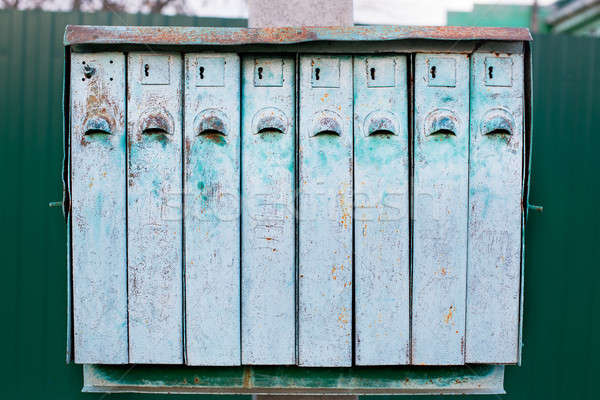 Oude meervoudig mailbox bevestigd Blauw mail Stockfoto © Agatalina
